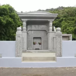 沖縄のお墓の特徴とは？大きい理由やお墓参りのルールをご紹介のサムネイル