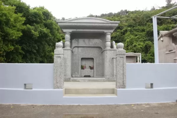 沖縄のお墓の特徴とは？大きい理由やお墓参りのルールをご紹介